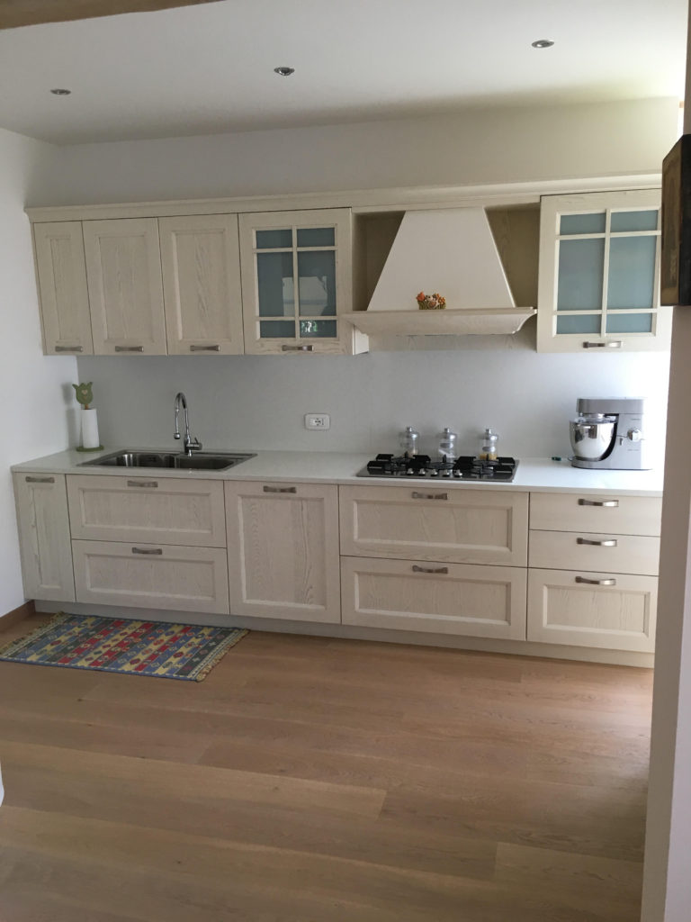 Alano di Piave Cucina modello Village decapè - Arredamenti Stanza per Stanza Montebelluna