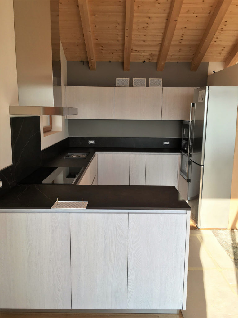 Cucina GD in rovere tre strati, piano Dekton, set elettrodomestici Neff, cappa a misura professionale