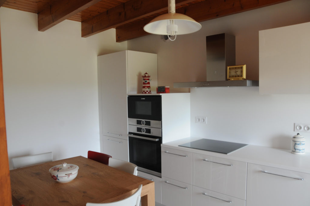 Cucina GD laccata bianca e tavolo Pizzolato in legno con sedie in contrasto colore