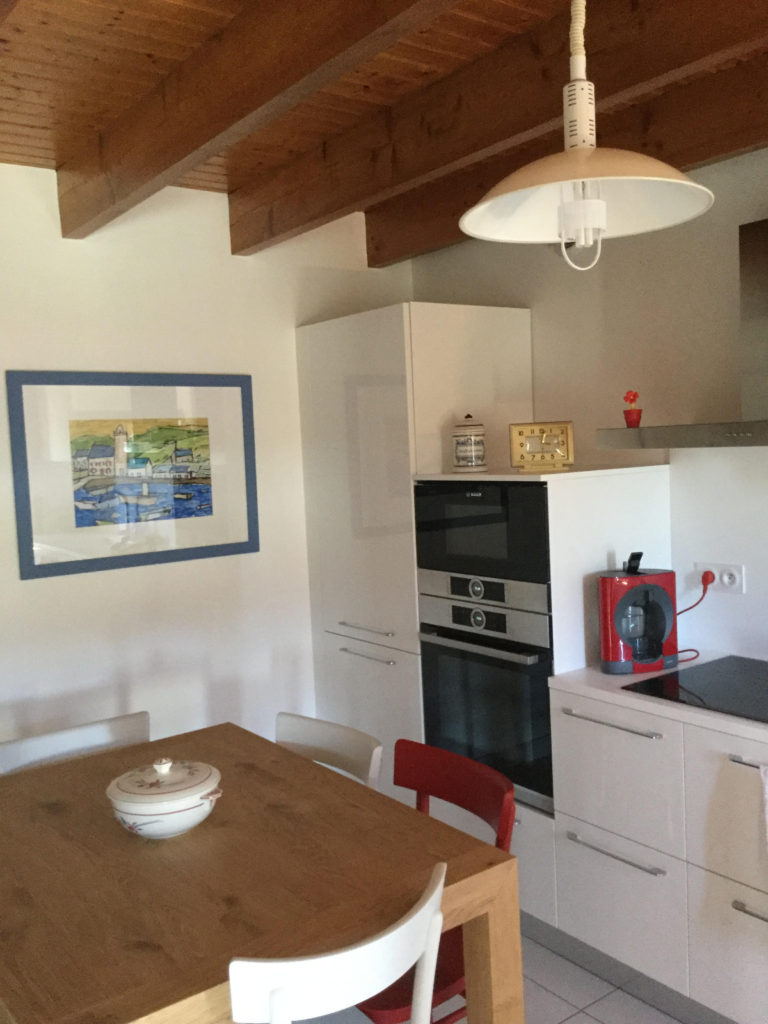 Cucina GD laccata bianca e tavolo Pizzolato in legno con sedie in contrasto colore - Stanza per Stanza