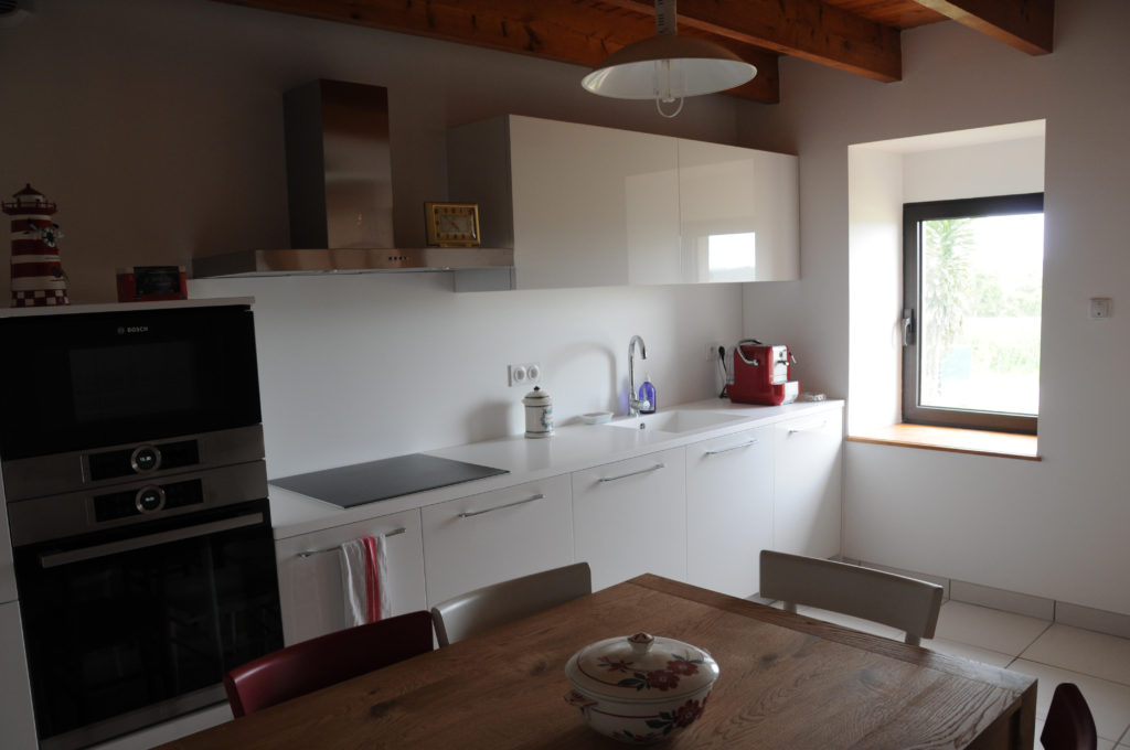 Cucina GD laccata bianca e tavolo Pizzolato in legno con sedie in contrasto colore - Francia Bretannia