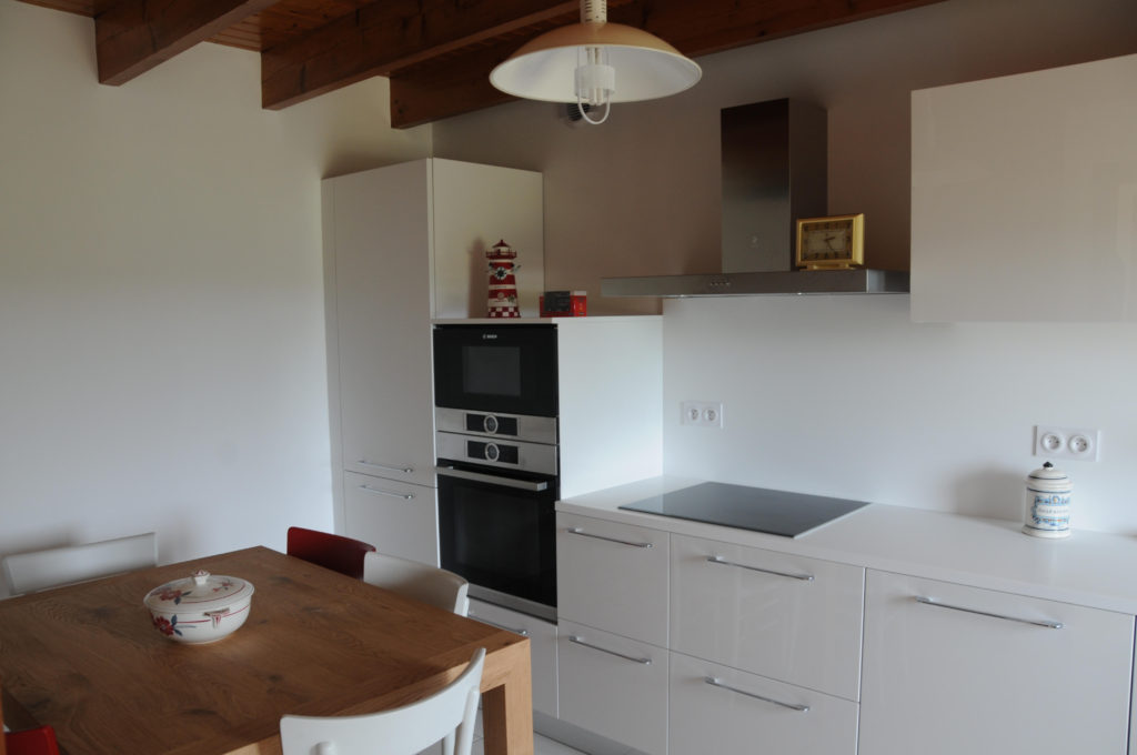 Cucina GD laccata bianca, piano Solid Surface con vasca integrata - Stanza per Stanza Arredamenti