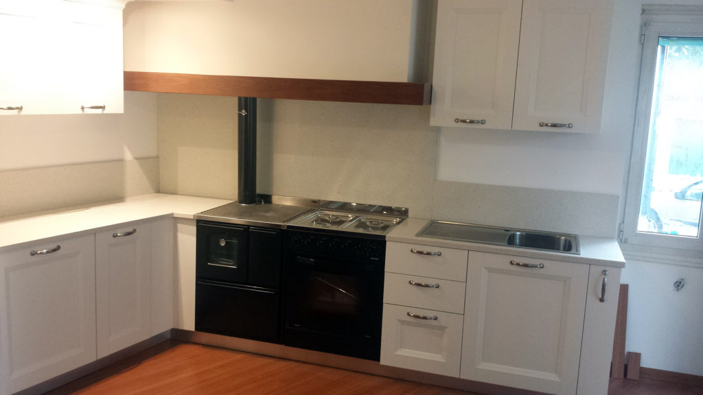 Cucina a telaio bianco, piano quarzo sp.4 con schienale bianco cometa, cappa a misura