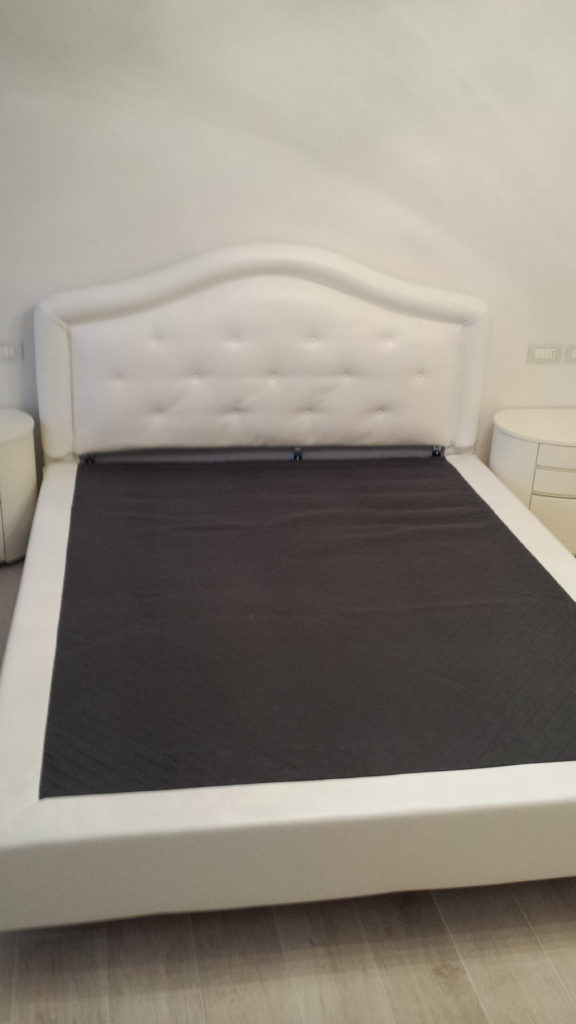 Gruppo letto Spagnol letto in ecopelle bianca - Arredamenti Stanza per Stanza