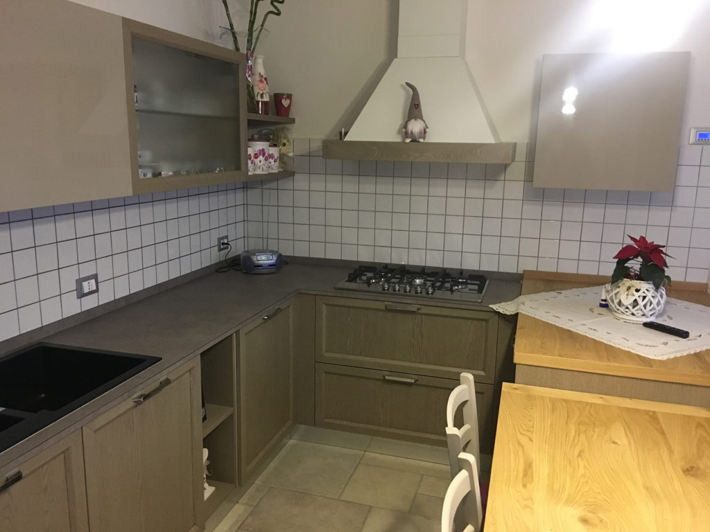 Cucina Spagnol modello Avenue 23 rovere tinto urbano pensili laccato lucido